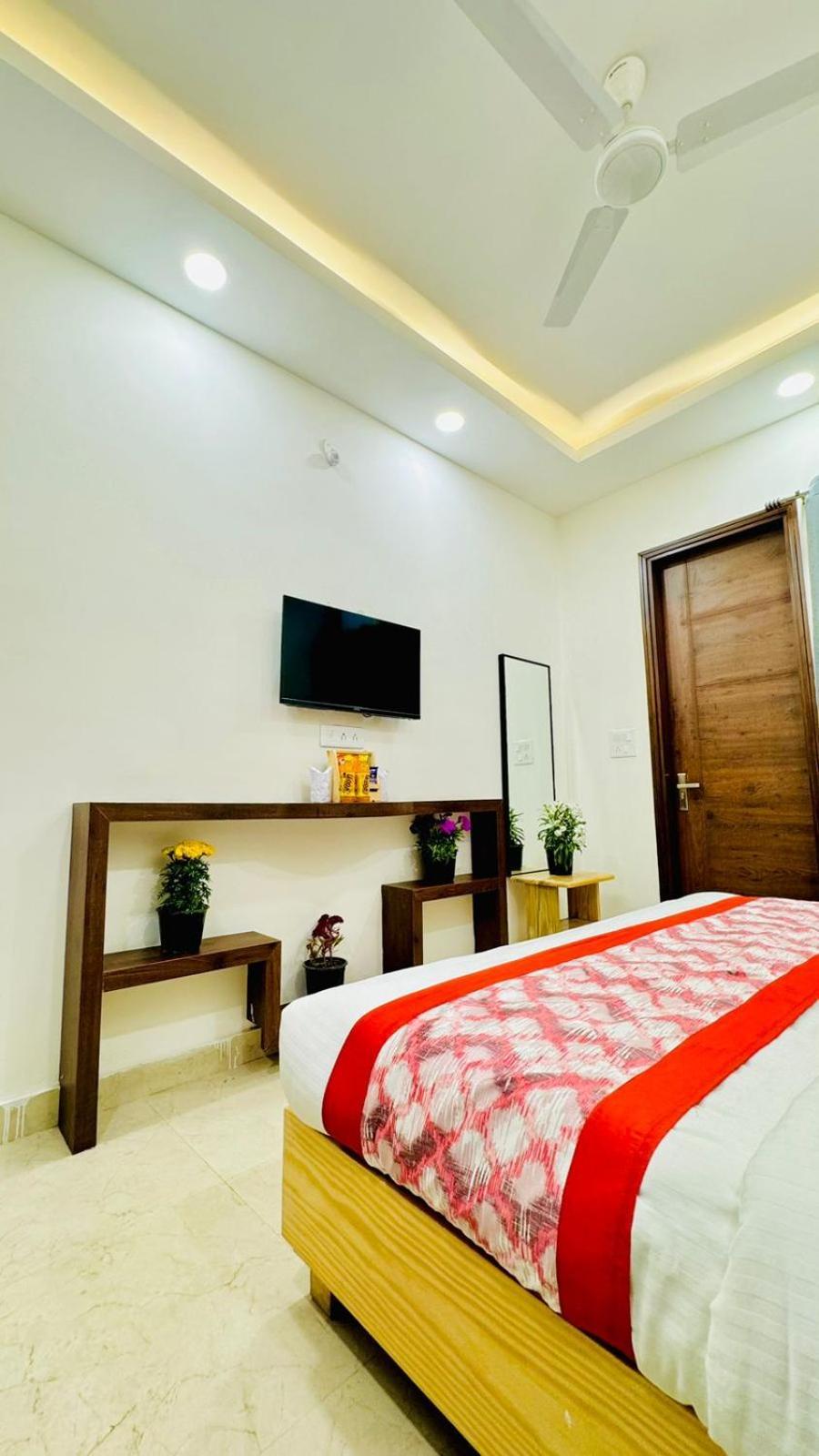 Hotel Ashram View Just 10 Minute Away Form Nizamuddin Railway Station New Delhi Buitenkant foto